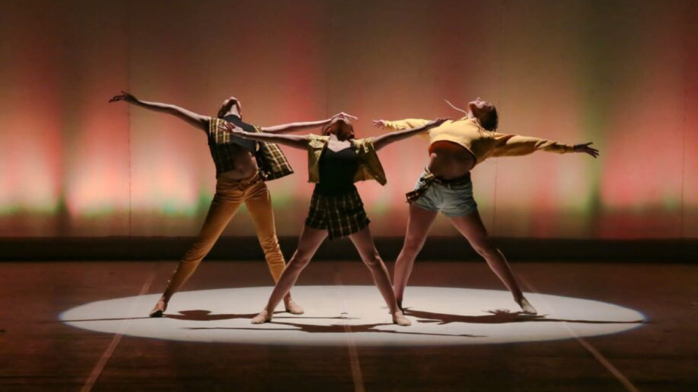 Bailarinas da Danzaria em apresentação